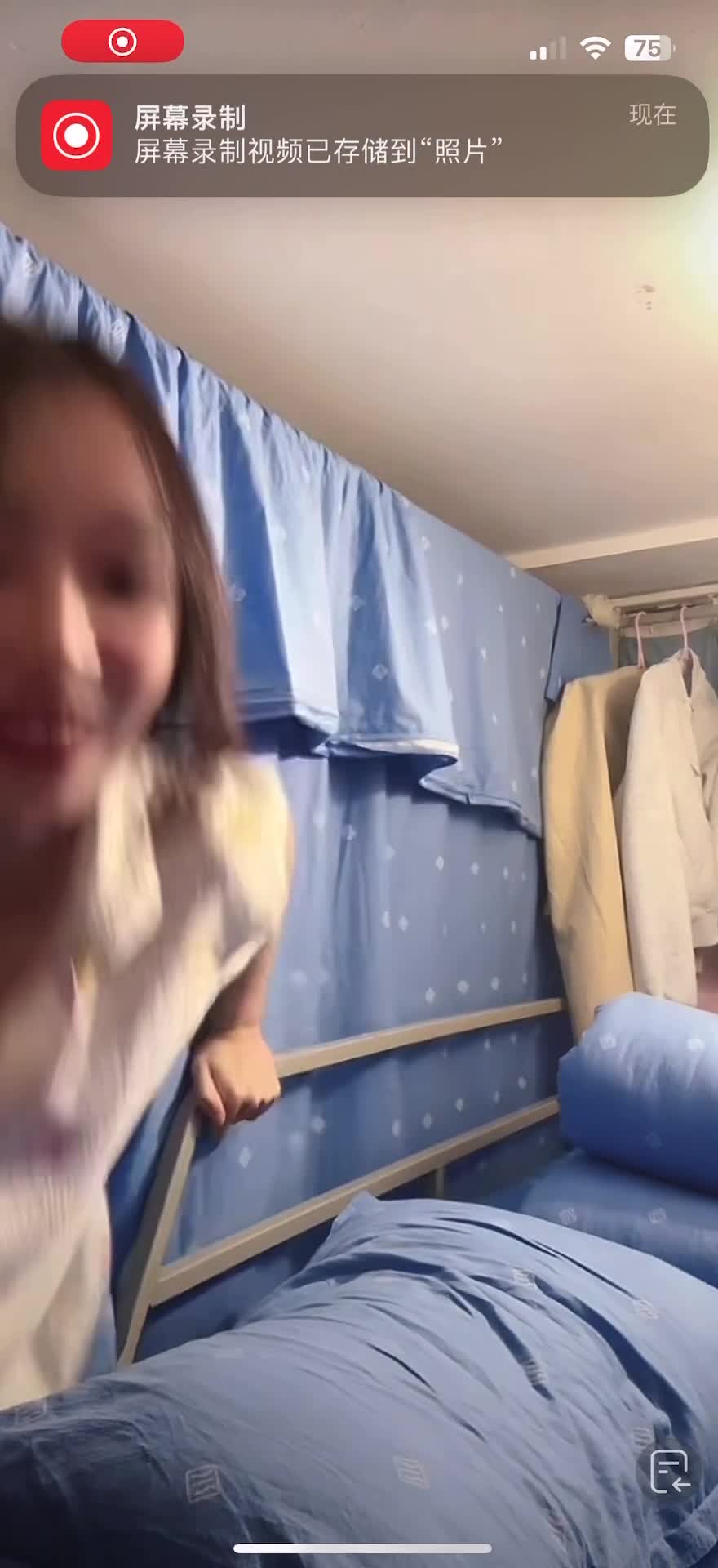 大学生走光 奶头发黑.MP4