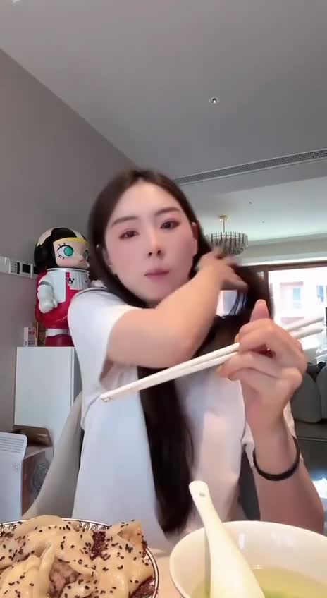 #煎饼楚子 走光2.MOV
