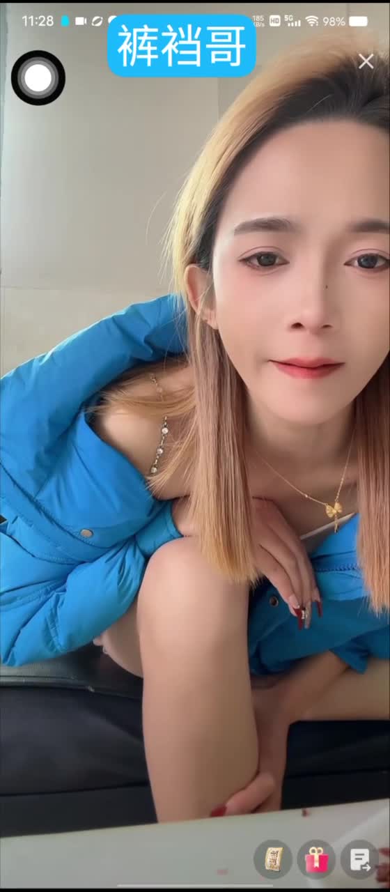 三月精选走光露点露毛 (10).MP4