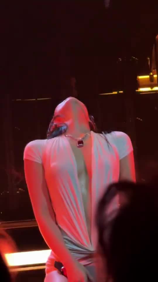 JENNIE 演唱会走光5