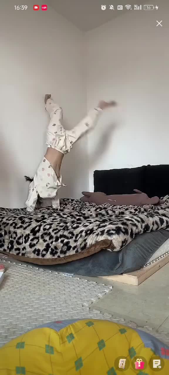 四月免费精选走光视频 (4).MP4