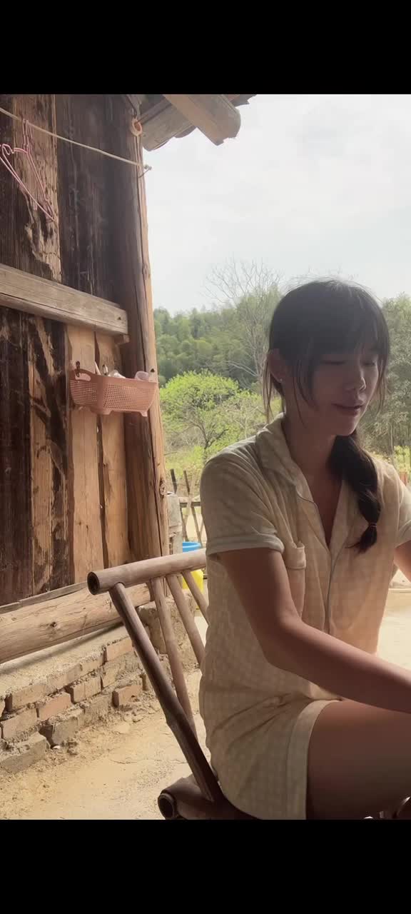 四月免费精选走光视频 (3).MP4