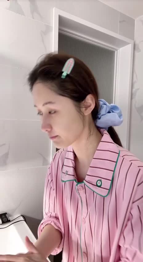 湖南卫视主持人梁田走光漏点.MOV