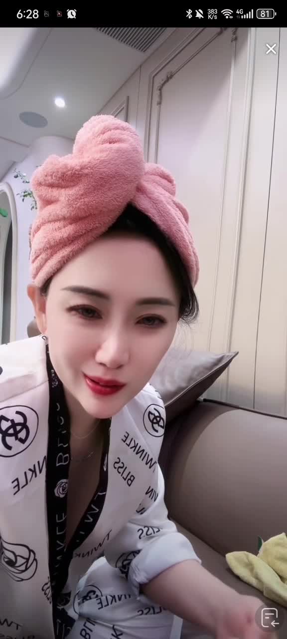 四月免费精选走光视频 (2).MP4